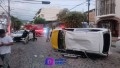 Accidente vehicular en la colonia 5 de Diciembre: vuelca un taxi