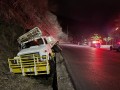 Accidente vehicular en libramiento termina con auto en canal