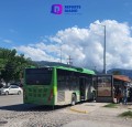 Camión derriba parada de autobús frente a Macroplaza