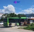 Camión derriba parada de autobús frente a Macroplaza