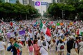 Cientos de estudiantes y civiles se manifiestan en el Ángel de la Independencia para mostrar su apoyo al PJF