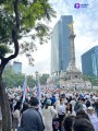 Cientos de estudiantes y civiles se manifiestan en el Ángel de la Independencia para mostrar su apoyo al PJF