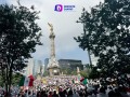 Cientos de estudiantes y civiles se manifiestan en el Ángel de la Independencia para mostrar su apoyo al PJF