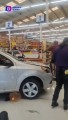 Conductora de la tercera se mete con su auto cajas tienda de autoservicio