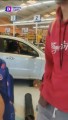 Conductora de la tercera se mete con su auto cajas tienda de autoservicio