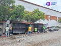 Destroza camión puestos de comida; exigen comerciantes pago de daños