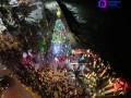 Enciende el Profe Michel el árbol de Navidad en el Malecón