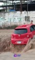 Fuertes corrientes arrastran coches en diversas zonas