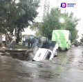 Fuertes lluvias generan socavón en el que cae una camioneta en Ecatepec, Estado de México