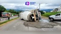 Góndola cargada con concreto se vuelca en la avenida De los Poetas