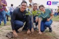 Héctor Santana reforestando Bahía de Banderas.