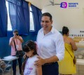 Héctor Santana votó acompañado de su familia