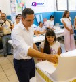 Héctor Santana votó acompañado de su familia