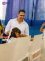 Héctor Santana votó acompañado de su familia