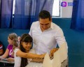 Héctor Santana votó acompañado de su familia