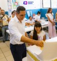 Héctor Santana votó acompañado de su familia