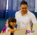 Héctor Santana votó acompañado de su familia