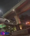 Intenta cruzar puente peatonal…Con su auto