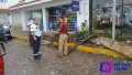 Jóvenes ilesos tras volcar camioneta en el Malecón.