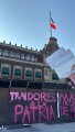 Jóvenes preparan la escenografía en el Zócalo para la Marea Rosa