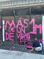 Jóvenes preparan la escenografía en el Zócalo para la Marea Rosa