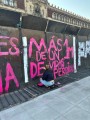 Jóvenes preparan la escenografía en el Zócalo para la Marea Rosa