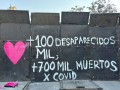 Jóvenes preparan la escenografía en el Zócalo para la Marea Rosa