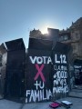 Jóvenes preparan la escenografía en el Zócalo para la Marea Rosa