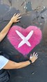 Jóvenes preparan la escenografía en el Zócalo para la Marea Rosa