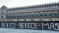 Jóvenes preparan la escenografía en el Zócalo para la Marea Rosa