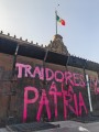 Jóvenes preparan la escenografía en el Zócalo para la Marea Rosa