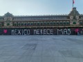 Jóvenes preparan la escenografía en el Zócalo para la Marea Rosa