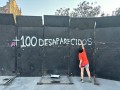 Jóvenes preparan la escenografía en el Zócalo para la Marea Rosa