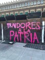 Jóvenes preparan la escenografía en el Zócalo para la Marea Rosa