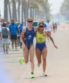 La corredora Gaby Urías apoya a rival para llegar a la meta