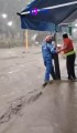 Moto taxi es arrastrado por corriente de agua tras la fuerte lluvia en Chimalhuacán