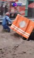 Moto taxi es arrastrado por corriente de agua tras la fuerte lluvia en Chimalhuacán