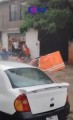 Moto taxi es arrastrado por corriente de agua tras la fuerte lluvia en Chimalhuacán