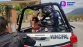 Mujer Agrede a Oficiales y Destruye Vehículo en Colonia Coapinole
