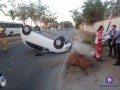 Mujer perdió el control y se estrelló contra una palmera y volcó su vehículo