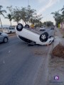 Mujer perdió el control y se estrelló contra una palmera y volcó su vehículo