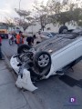 Mujer perdió el control y se estrelló contra una palmera y volcó su vehículo