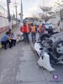 Mujer perdió el control y se estrelló contra una palmera y volcó su vehículo