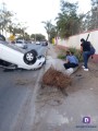 Mujer perdió el control y se estrelló contra una palmera y volcó su vehículo