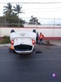 Mujer perdió el control y se estrelló contra una palmera y volcó su vehículo