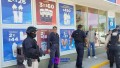 Policía Municipal asegura a asaltante armado en tienda kiosco de Las Juntas.