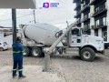 Poste cae sobre camión mezclador en la 5 de diciembre