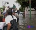 Rescatan familias afectadas por inundaciones en el Estado de México