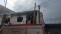 Se incendia casa y entran bomberos a rescatar a un menor.