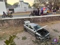 Un vehículo sedan se fue por el canal